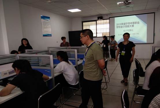 说明: C:\Users\Administrator\Desktop\2019年咸宁市中职电子技能竞赛图片\教育局领导巡视.jpg