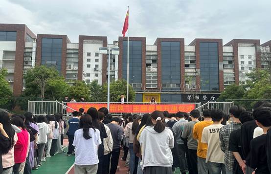 说明: 袁主任国旗下的讲话
