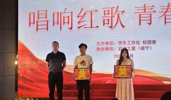 图片包含 标志, 男人, 站, 女人

描述已自动生成