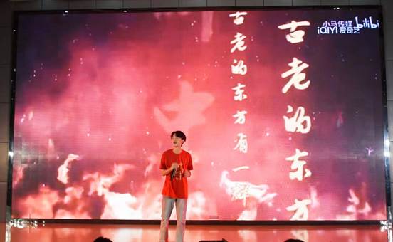 舞台上有人在演出

中度可信度描述已自动生成