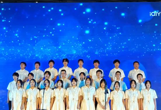 一群小孩在舞台上表演的几个人

中度可信度描述已自动生成