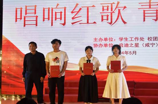 一群人站在人的照片上写着字

描述已自动生成