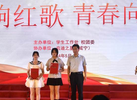 图片包含 女人, 站, 对着, 标志

描述已自动生成