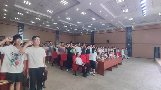 说明: 学生宣誓