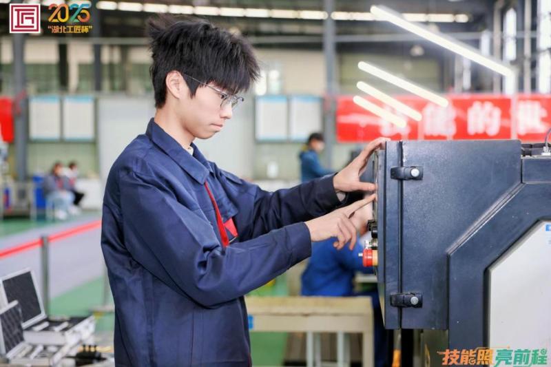 我校师生在全省技工院校教师职业能力大赛 和学生技能大赛中喜获佳绩