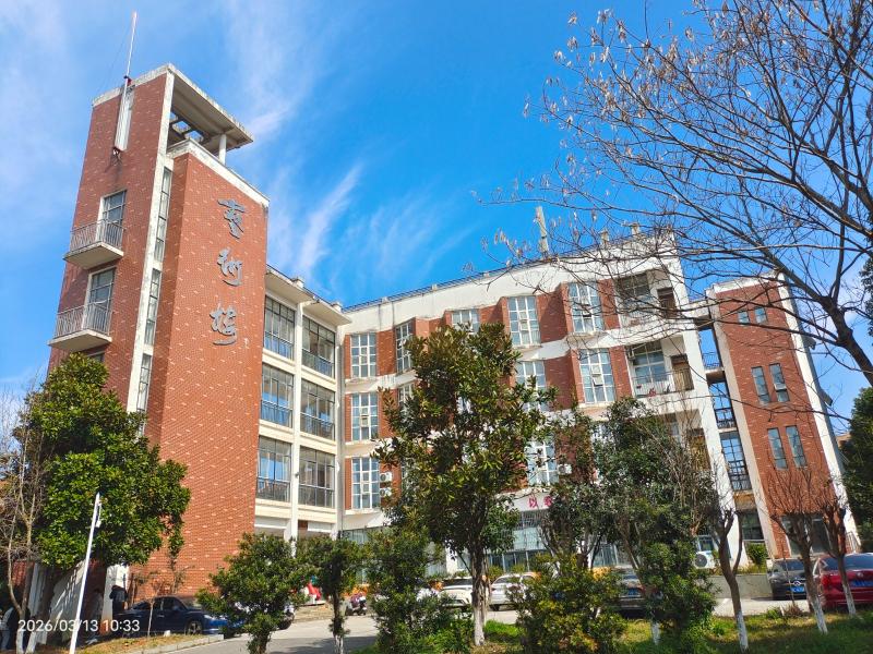 ​“旅”途植新绿，“游”梦绽芳华  ——旅游管理系2026年植树节“我为学校植棵树”活动纪实