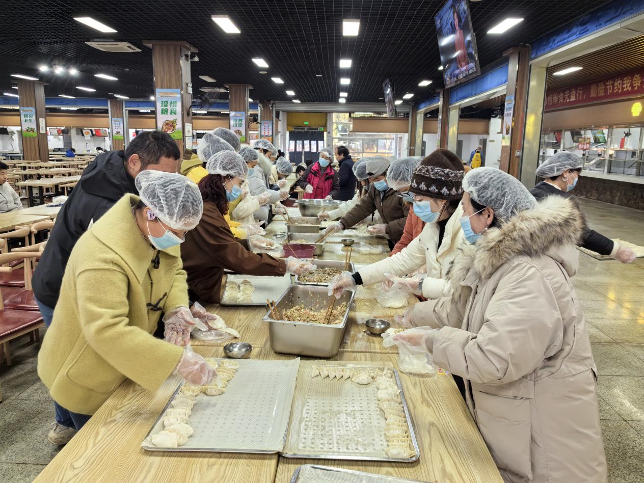 “迎新‘饺’好运”亲子感恩体验  深化家校共育内涵