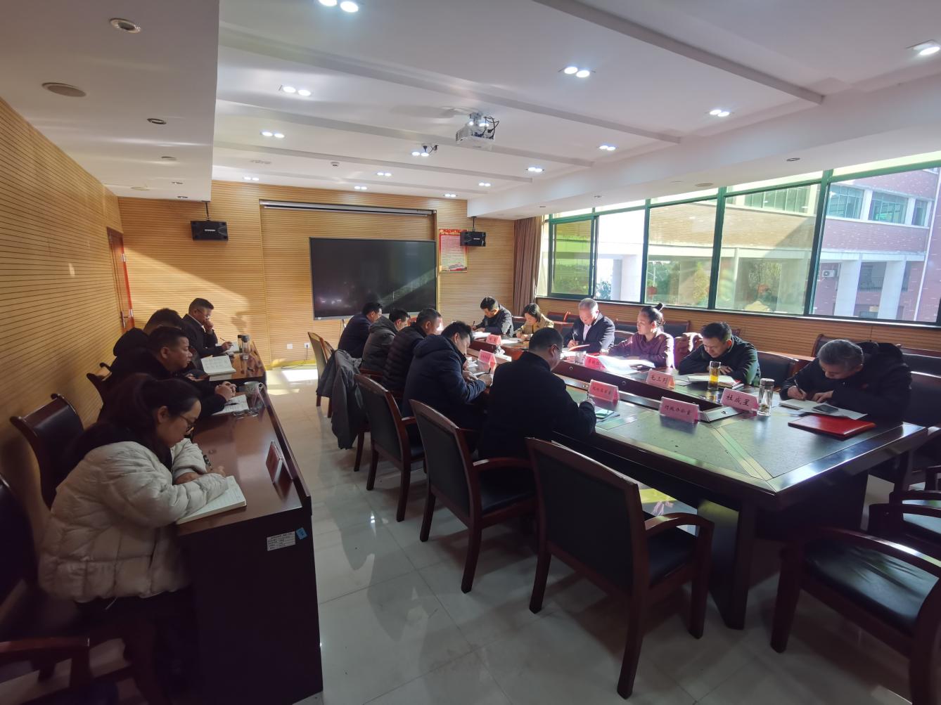 学校党委理论学习中心组举行2026年第一次集体学习暨党委班子2025年度民主生活会会前学习