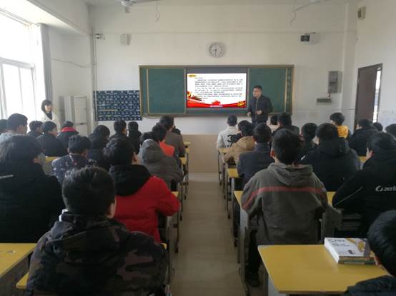 说明: D:\教务\教务管理\讲座\讲座\2019年\开学第一课\2018级大专三班王强老师正在讲述大国工匠.jpg