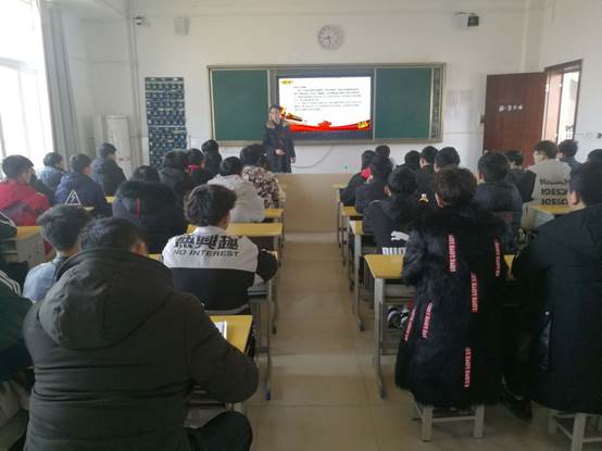 说明: D:\教务\教务管理\讲座\讲座\2019年\开学第一课\2018级大专一班廖常青老师正在讲述大国工匠.jpg