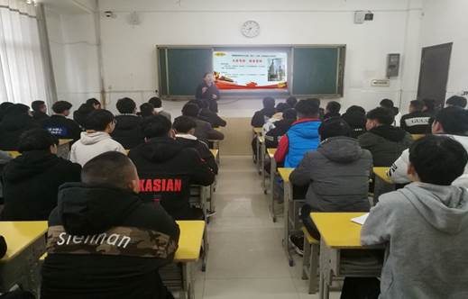 说明: D:\教务\教务管理\讲座\讲座\2019年\开学第一课\2018级中专一班吴媛老师正在讲述大国工匠.jpg