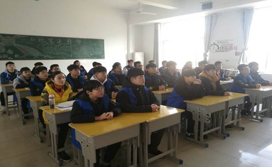 说明: D:\教务\教务管理\讲座\讲座\2019年\开学第一课\学生认真听讲.jpg