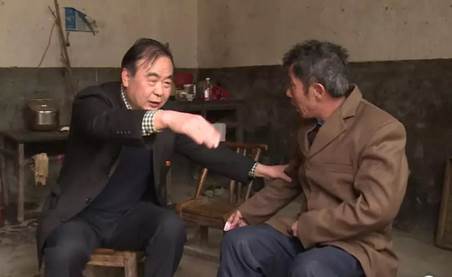 说明: 杨书记走访贫困户照片