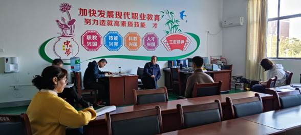 说明: C:\Users\Administrator\Desktop\校领导推门听课10.25\2.jpg