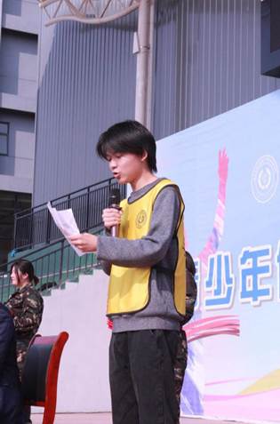 说明: 8学生代表发言